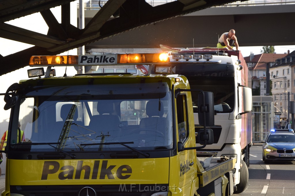 LKW blieb unter Bruecke haengen Koeln Deutz Opladenerstr Deutz Muelheimerstr P157.JPG - Miklos Laubert